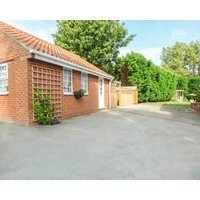 Wee Woody Pet Friendly With A Garden In Cottingham Ref 929127