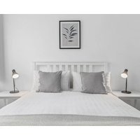 Adjacent To Buckingham Palace & Westminster Abbey