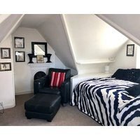 Lauras Townhouse Apartments Skylight Loft