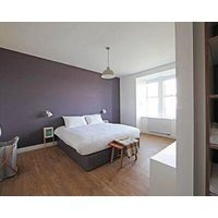 A John Ogroat That Sleeps 2 Guests In 1 Bedroom