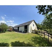 Beautifully Converted 400-year-old Threshing Barn In East Devon. Pet-friendly.