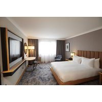DoubleTree by Hilton Swindon 4* Hotel Queen Room Stay with Prosecco